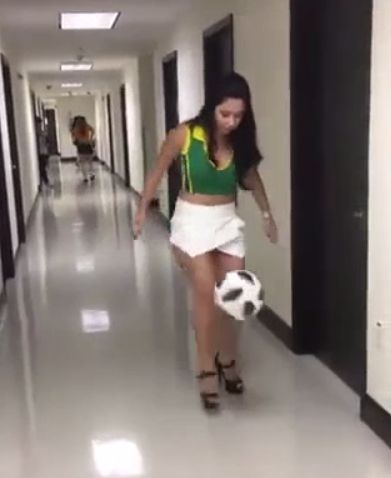 Девушка, каблуки и футбольный мяч