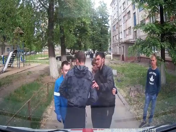 В Новочебоксарске местная шпана напала на сотрудников скорой помощи
