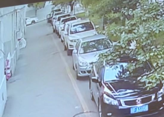 В Китае прохожий мужчина спас упавшего с 5 этажа малыша