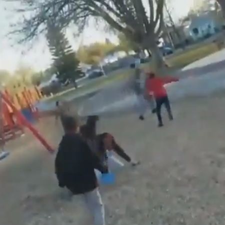 Отбитые малолетки атакуют женщину