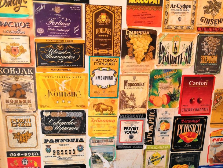 Коллекция этикеток алкоголя времён СССР в старой московской квартире