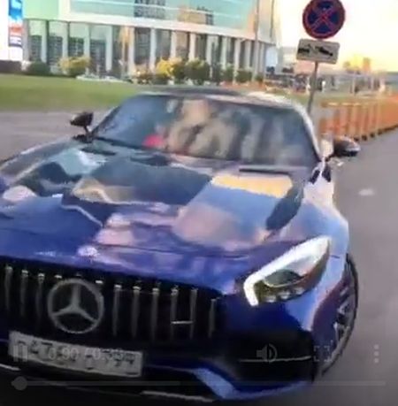 "Прокатились" на новеньком спорткаре от Mercedes
