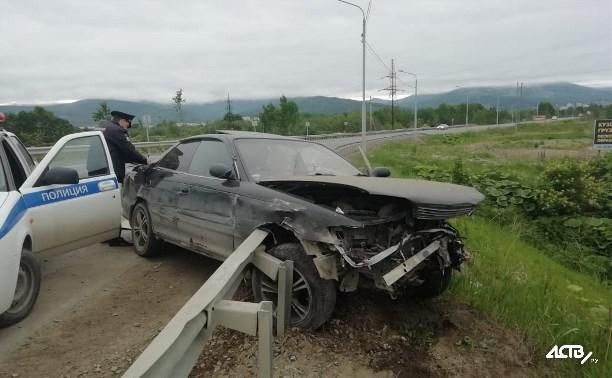 На Сахалине Toyota пробила дорожное ограждение тяжело ранив водителя