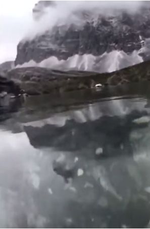 Кристально чистая вода в горной реке