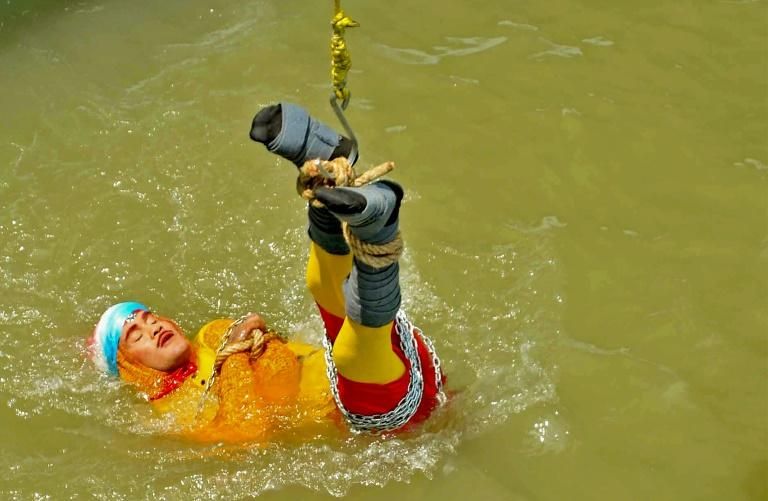 Индийский факир пропал в реке при попытке повторить фокус Гудини