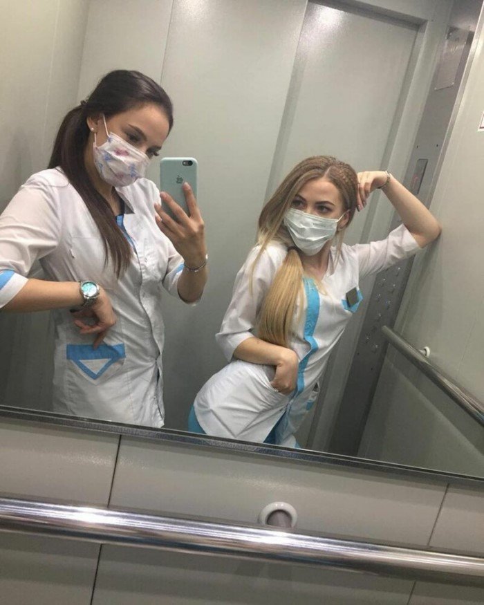 Девушки медицинским образованием, которым чертовски идет униформа