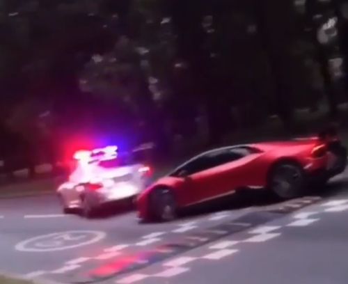 Водитель Lamborghini Huracan объехал полицейский автомобиль, чтобы не останавливаться