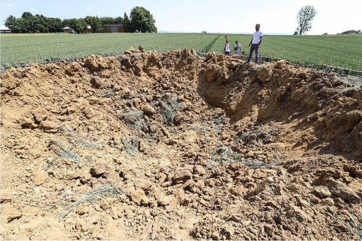 На кукурузном поле в Германии самопроизвольно взорвалась огромная бомба времен ВОВ