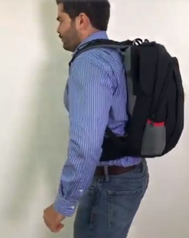На вид у этого парня обычный рюкзак, но что же он скрывает?