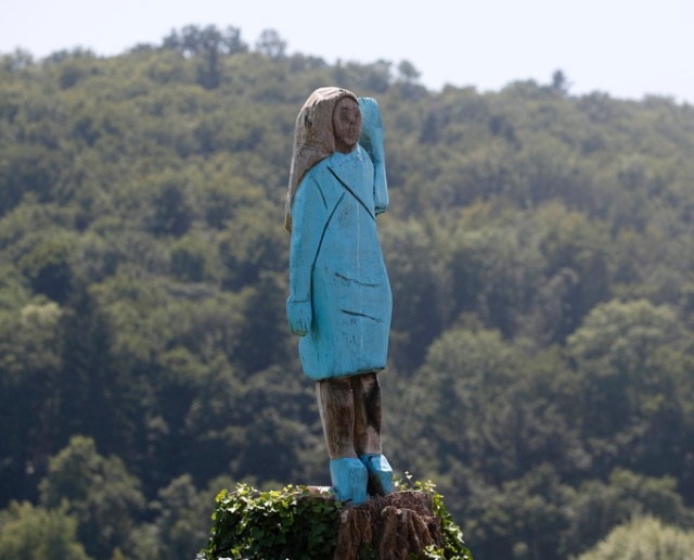 Статуя Мелании Трамп в Словении