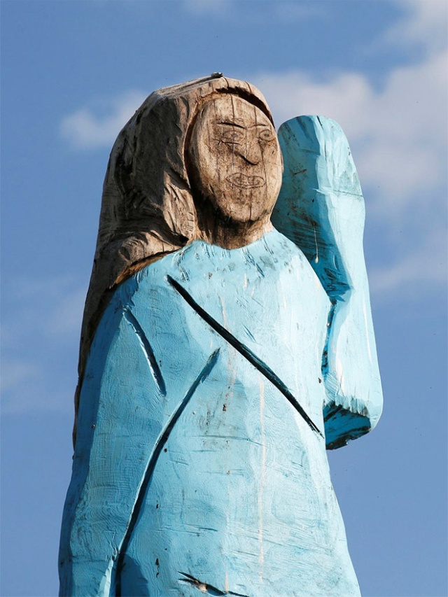 Статуя Мелании Трамп в Словении