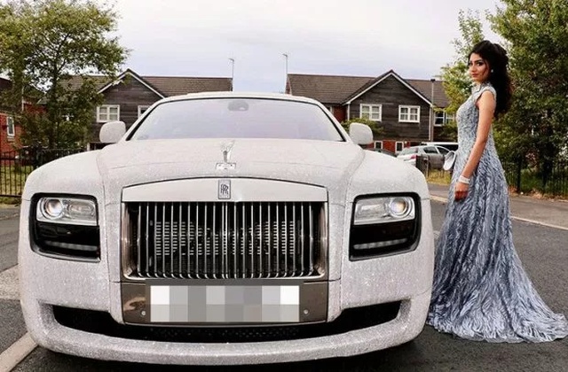 Подросток приехала на выпускной на Rolls-Royce в кристаллах