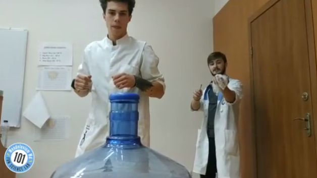 Научная ответка на "Bottle Cap Challenge" из Лаборатории Менделевиум
