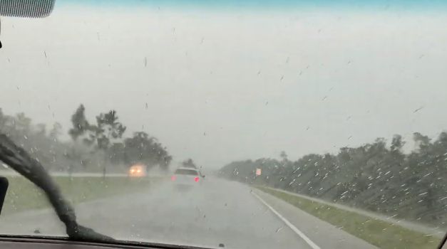 Сильный дождь и молния во Флориде
