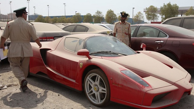 Охотник за брошенными суперкарами - новая популярная профессия в Дубае