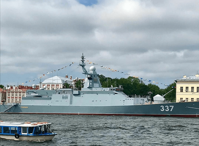 Фотоотчет с военно-морского парада в честь Дня ВМФ в Санкт-Петербурге