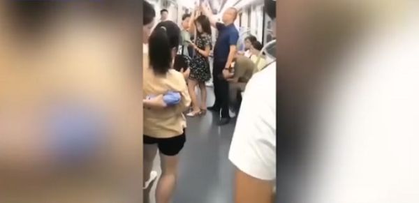 В Китае мужчина нашел мирный способ защитить девушку от извращенца в метро