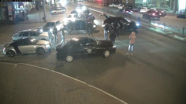 В Калуге группа людей перекрыла машинами дорогу и стала танцевать лезгинку