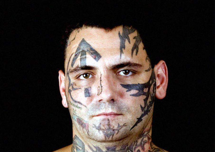 С рождением ребенка бывший скинхед решил удалить с лица расистские татуировки