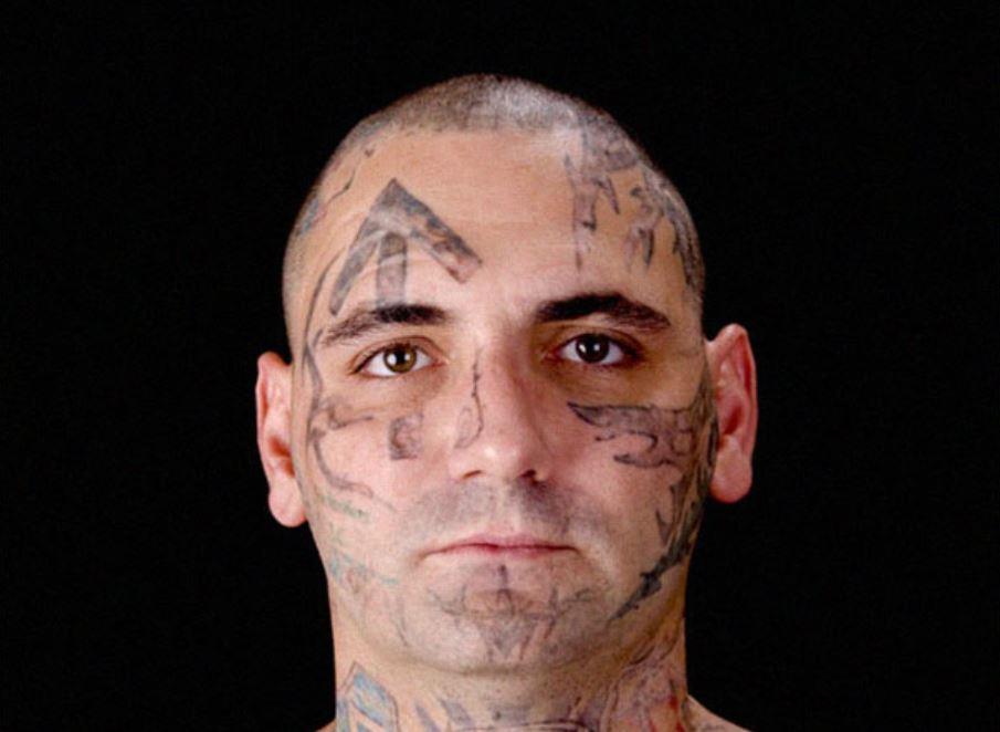 С рождением ребенка бывший скинхед решил удалить с лица расистские татуировки Всячина