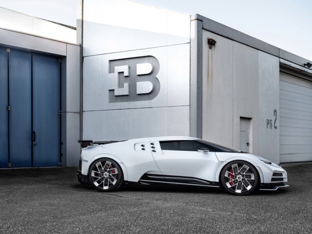Bugatti представила гиперкар Centodieci за 597 миллионов рублей Всячина