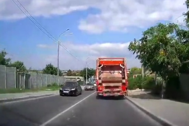 У мусоровоза в Севастополе отказали тормоза