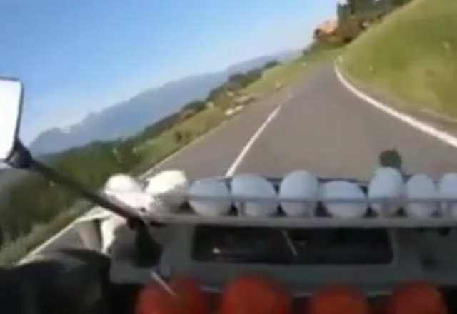 Так вот, для чего ему куриные яйца на мотоцикле