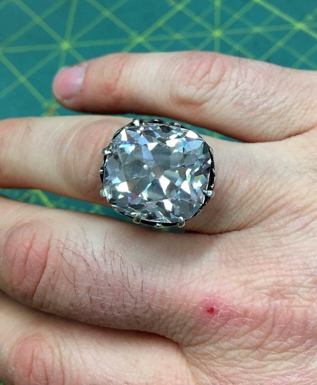Девушка купила на барахолке кольцо, а оно оказалось с "сюрпризом"