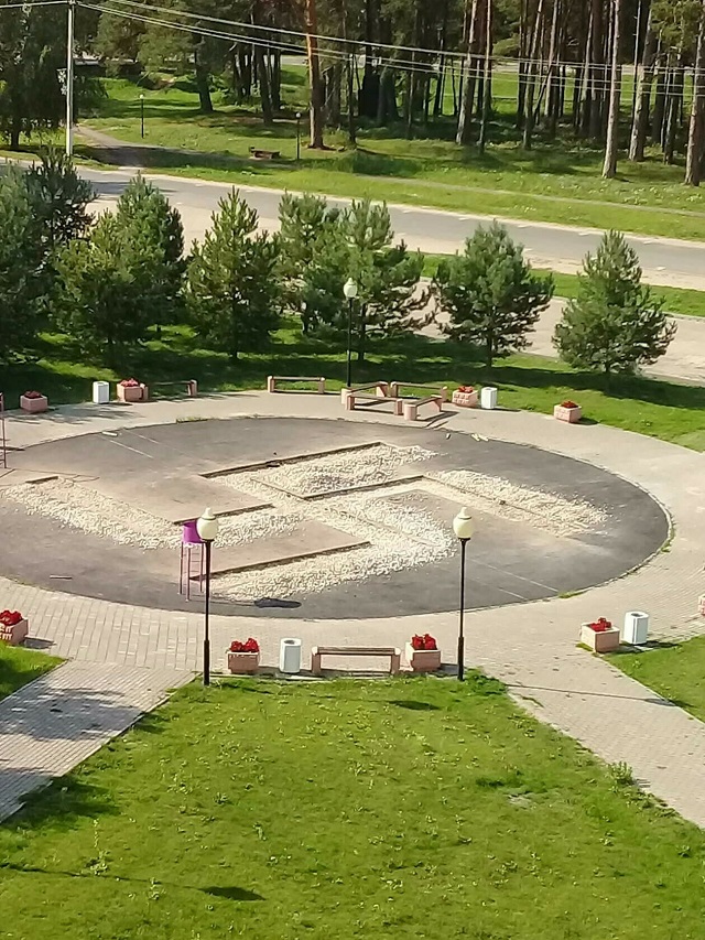 Во время строительства детской площадки в Калужской области случился конфуз
