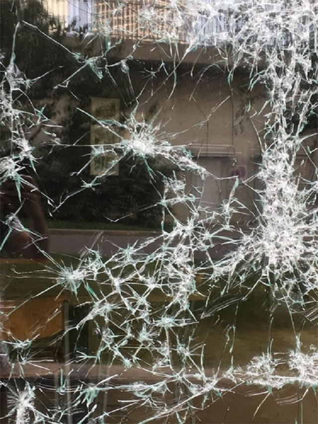 Необычное искусство: художнику платят за то, чтобы он разбивал витрины
