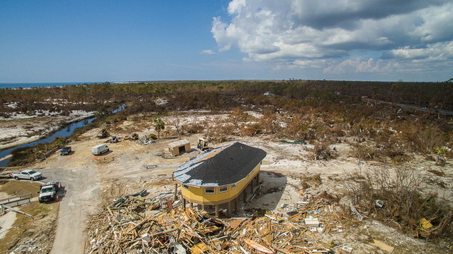 Ураган 5-й категории не смог разрушить круглые деревянные дома компании Deltec Всячина