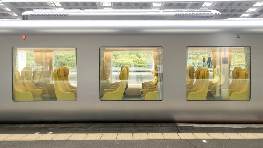 Панорамные окна и уютные кресла. Японцы восхищаются поездом, в котором можно почувствовать себя как дома