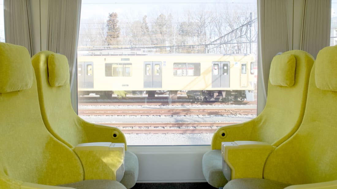 Панорамные окна и уютные кресла. Японцы восхищаются поездом, в котором можно почувствовать себя как дома