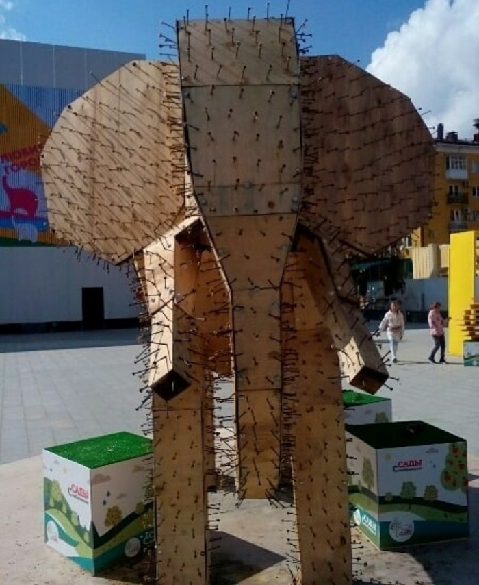 Жители Ставрополя разграбили слона из яблок. Его установили ко Дню города