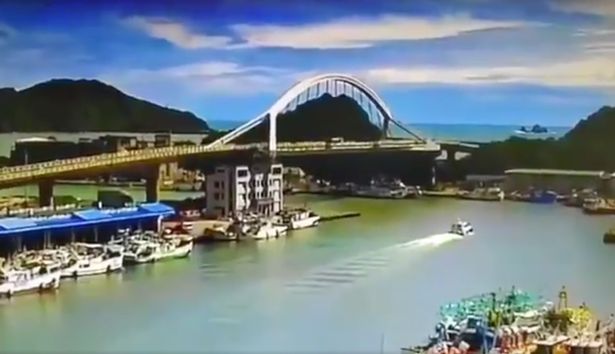 Эпичное обрушение моста в Тайване попало на видео