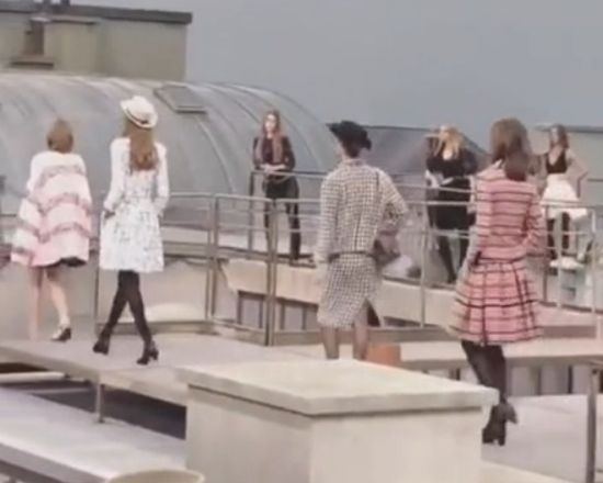 Посторонняя девушка прошлась с моделями на показе мод в Париже