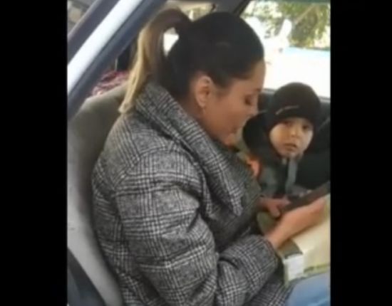 "Нам холодно": дама с ребёнком отказывается выходить из машины