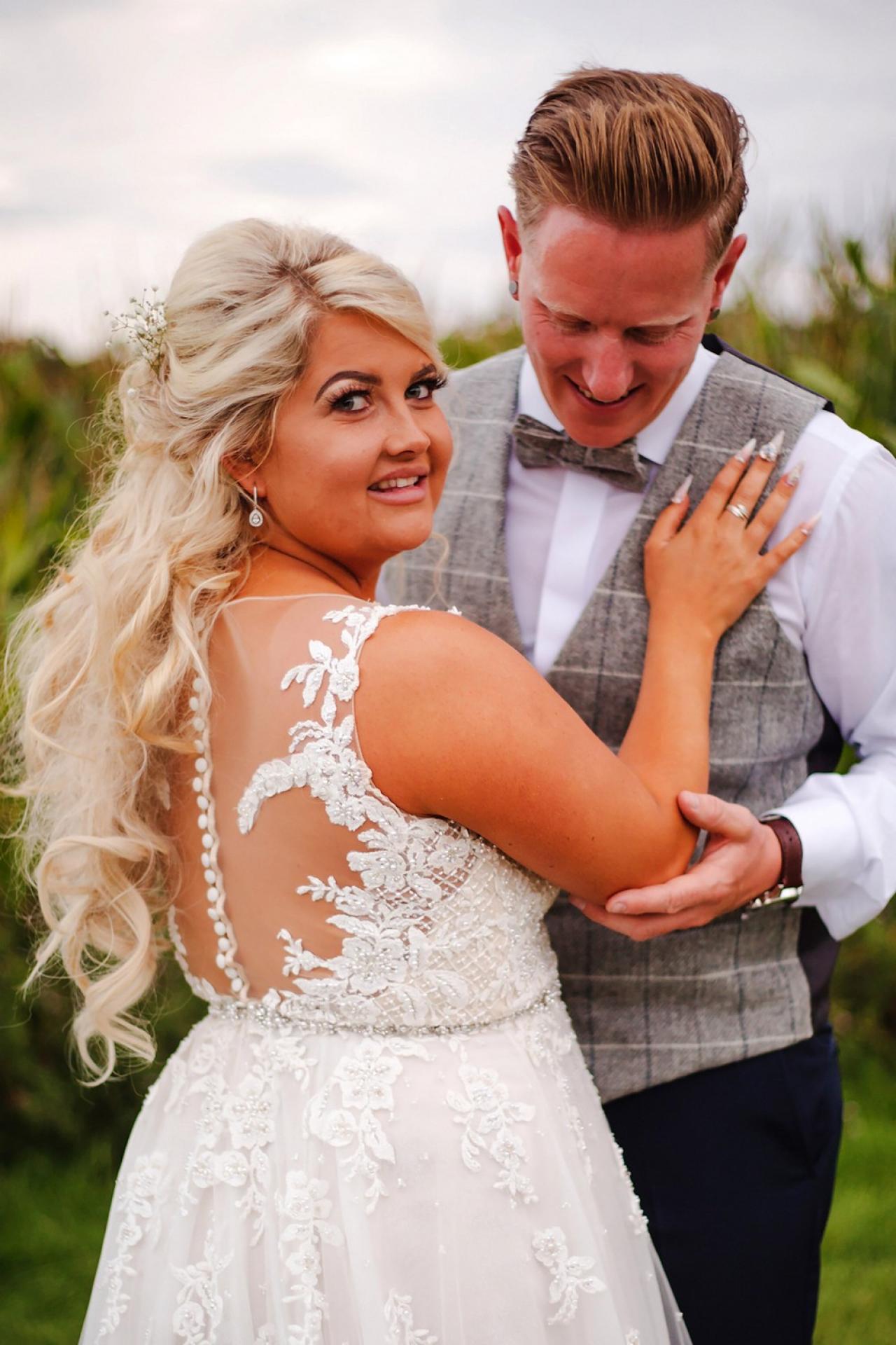 Невеста сделала маникюр с прахом отца, чтобы он смог "присутствовать" на ее свадьбе