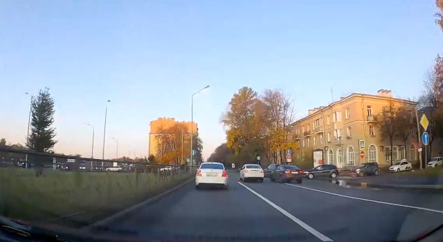 Авария с переворотом в Петербурге попала на видео
