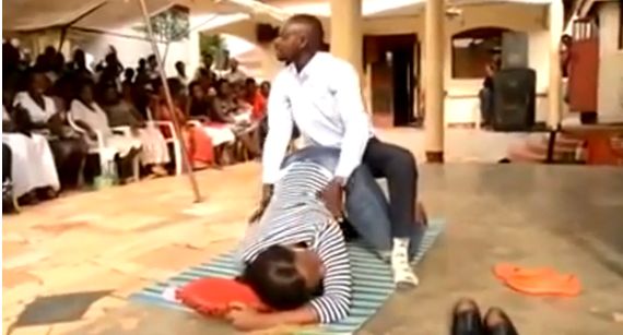 Проповедь в угандийской церкви легко спутать с кастингом в Brazzers