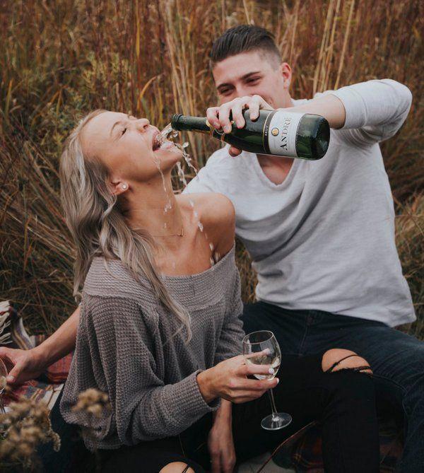 Жених с невестой решили повторить романтичный снимок с шампанским. Не вышло
