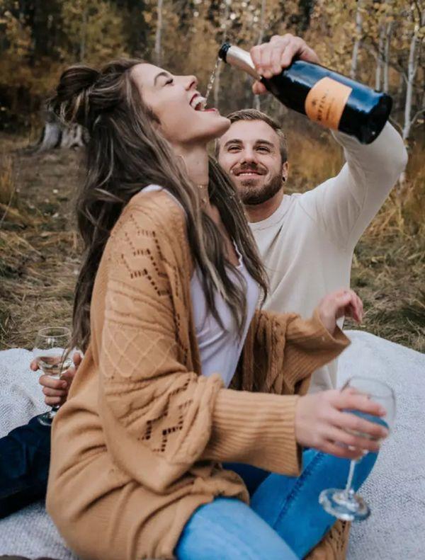 Жених с невестой решили повторить романтичный снимок с шампанским. Не вышло ---