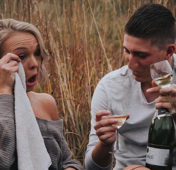 Жених с невестой решили повторить романтичный снимок с шампанским. Не вышло