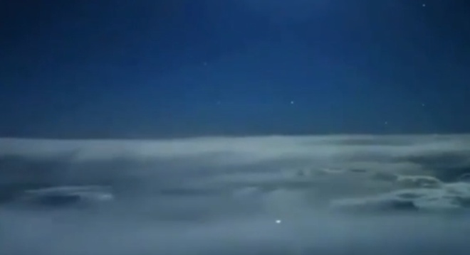 Пилоты сняли ночной полет на видео