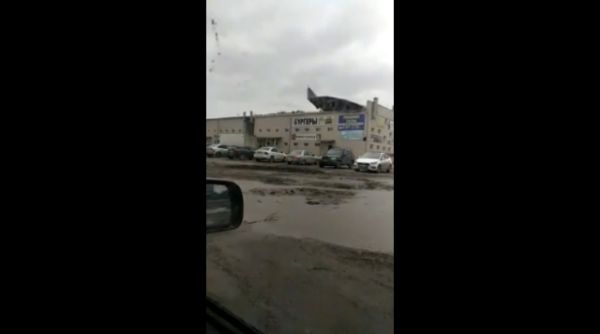 Крышеснос: кровлю ТЦ в Ленинске-Кузнецком сорвало ветром