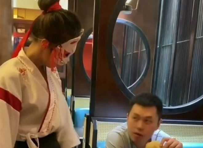 В китайских ресторанах появились девушки, эффектно открывающие пивные бутылки