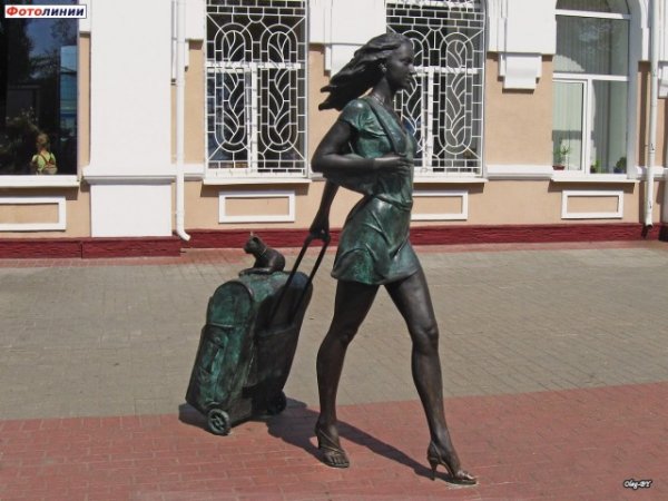 Памятник "Пассажирке" в Беларуси похож на "Памятник попрошайкам"
