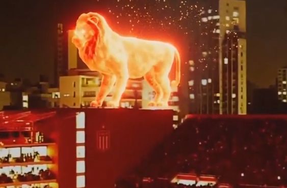На стадионе в Бунос-Айресе выступил огромный огненный лев