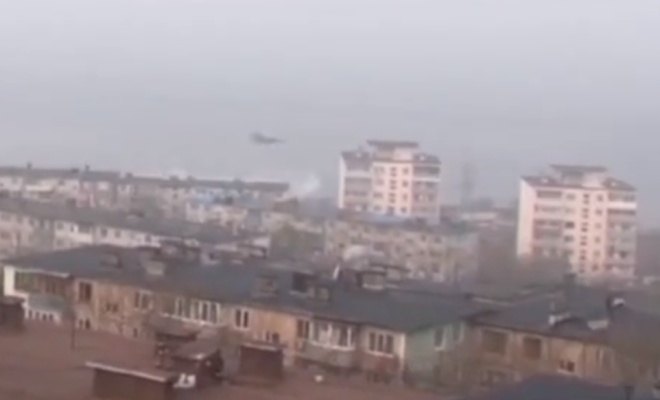 Мужчина снял истребитель, пролетающий прямо над крышами домов во Владивостоке