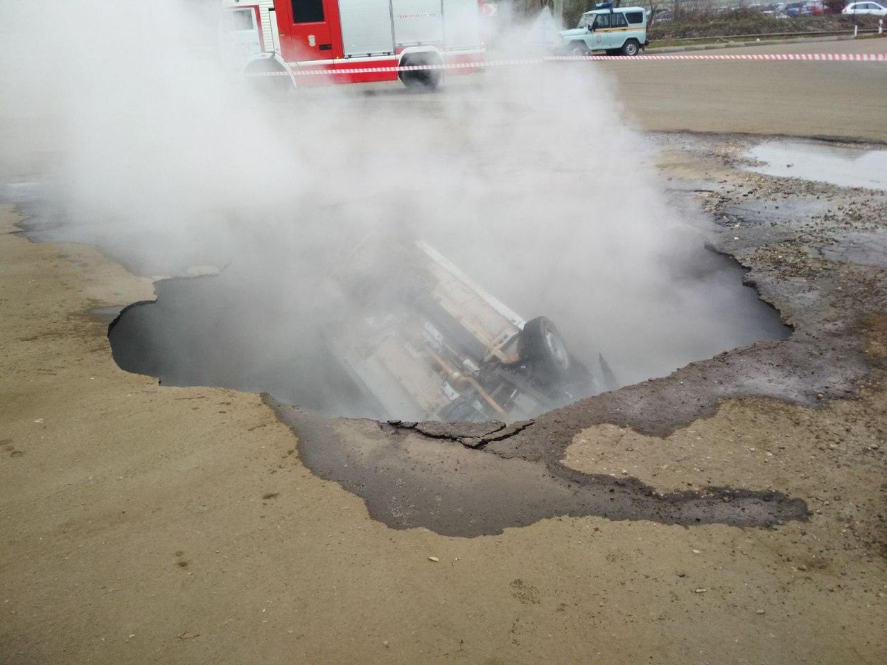В Пензе автомобиль провалился в яму с кипятком